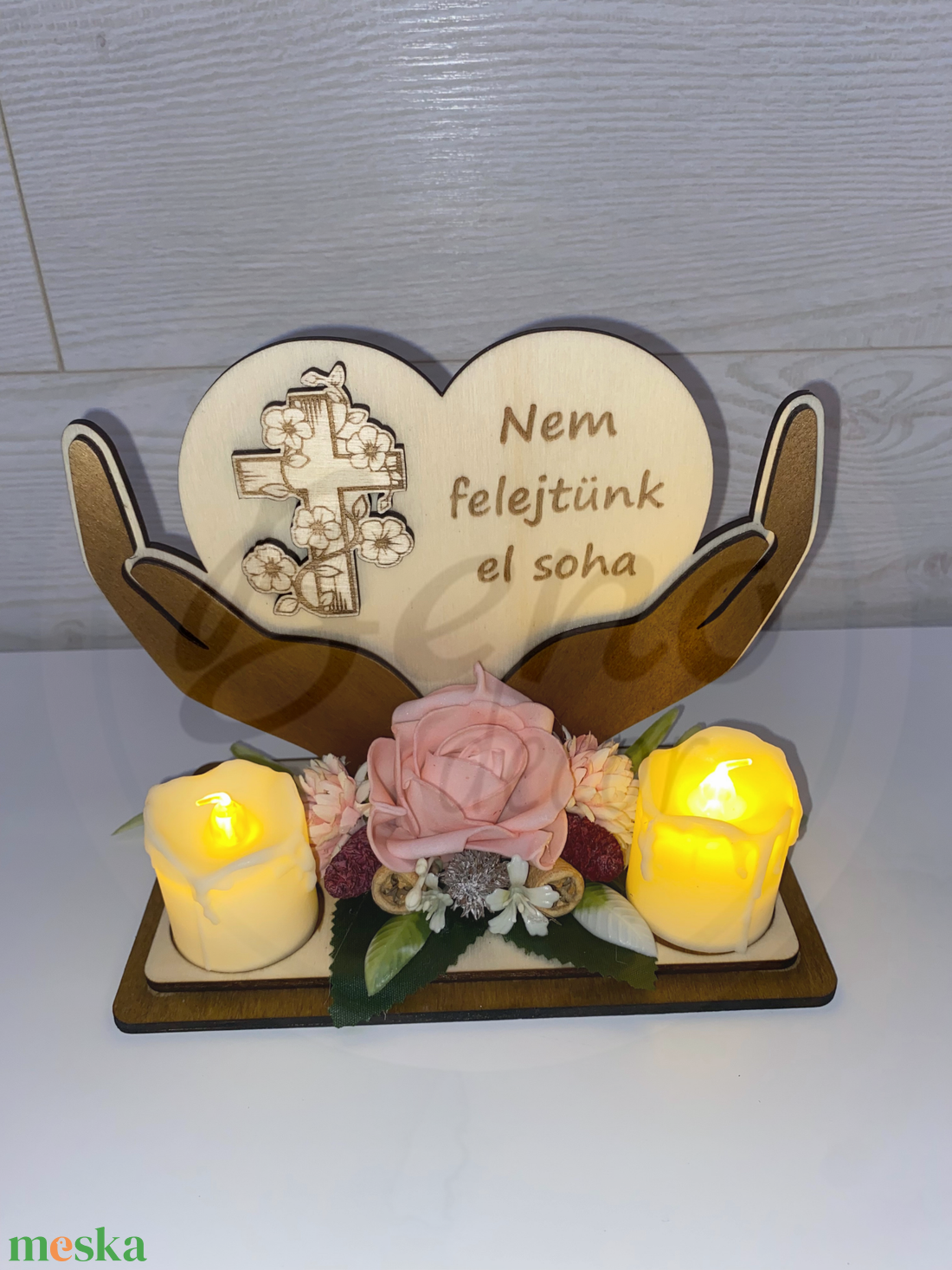 Kegyeleti dísz fa szívvel és LED mécsesekkel  Nem felejtünk el soha (rózsaszín rózsa) - otthon & életmód - vallás - temetkezési tárgy - Meska.hu