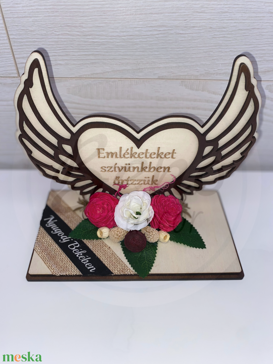 Kegyeleti szív szárnyakkal Emléketeket szívünkben őrizzük (piros és fehér virágokkal) - otthon & életmód - vallás - temetkezési tárgy - Meska.hu Kegyeleti szív szárnyakkal Emléketeket szívünkben őrizzük (piros és fehér virágokkal) - otthon & életmód - vallás - temetkezési tárgy - Meska.hu