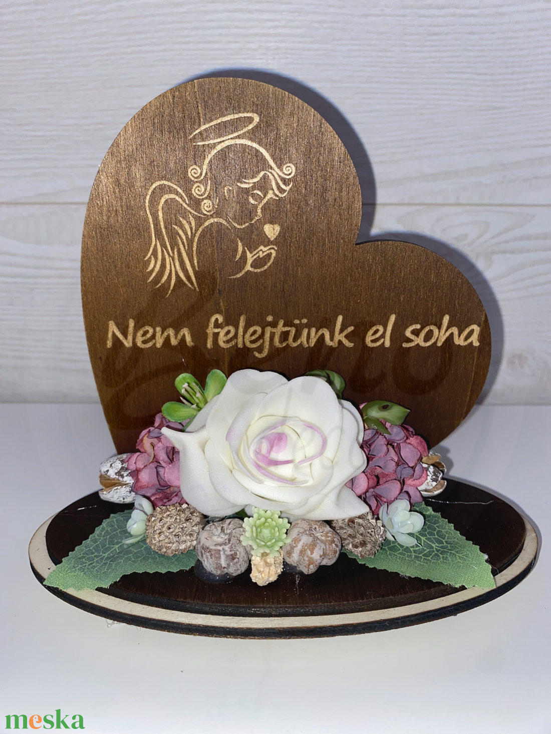 Kegyeleti szív dísz  Nem felejtünk el soha angyalmotívummal, fehér rózsával - otthon & életmód - vallás - temetkezési tárgy - sírdísz, kegyeleti dísz - Meska.hu Kegyeleti szív dísz  Nem felejtünk el soha angyalmotívummal, fehér rózsával - otthon & életmód - vallás - temetkezési tárgy - sírdísz, kegyeleti dísz - Meska.hu