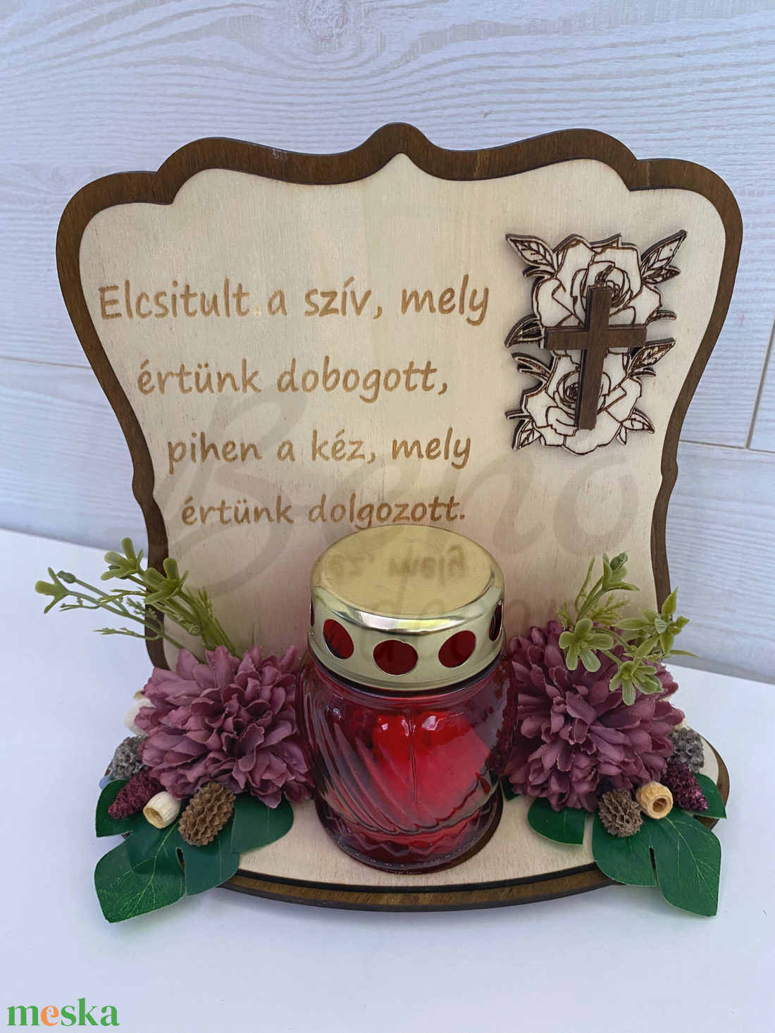 Kegyeleti fa tábla mécsessel  Elcsitult a szív idézettel, vörös üveg mécses  - otthon & életmód - vallás - temetkezési tárgy - sírdísz, kegyeleti dísz - Meska.hu
