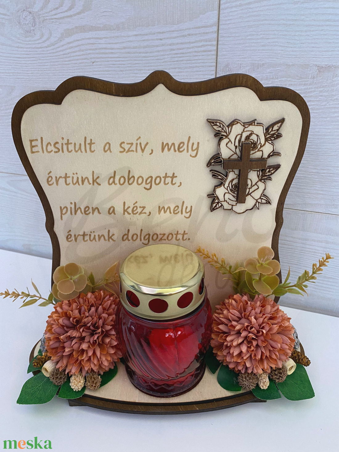 Kegyeleti fa tábla mécsessel Elcsitult a szív idézettel, barna virágdíszítéssel - otthon & életmód - vallás - temetkezési tárgy - sírdísz, kegyeleti dísz - Meska.hu Kegyeleti fa tábla mécsessel Elcsitult a szív idézettel, barna virágdíszítéssel - otthon & életmód - vallás - temetkezési tárgy - sírdísz, kegyeleti dísz - Meska.hu