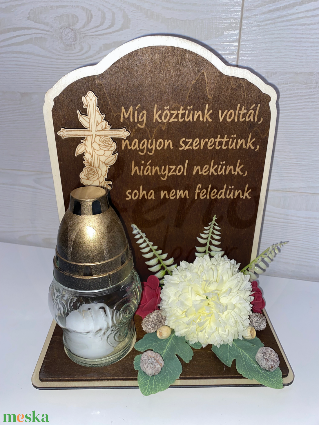 Kegyeleti fa tábla mécsessel  Míg köztünk voltál idézettel, fehér krizantémmal  - otthon & életmód - vallás - temetkezési tárgy - sírdísz, kegyeleti dísz - Meska.hu
