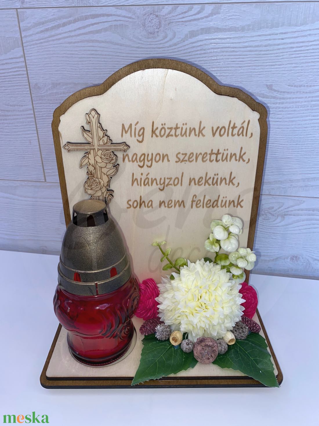 Kegyeleti fa tábla mécsessel  Míg köztünk voltál felirattal, fehér krizantémmal  - otthon & életmód - vallás - temetkezési tárgy - sírdísz, kegyeleti dísz - Meska.hu