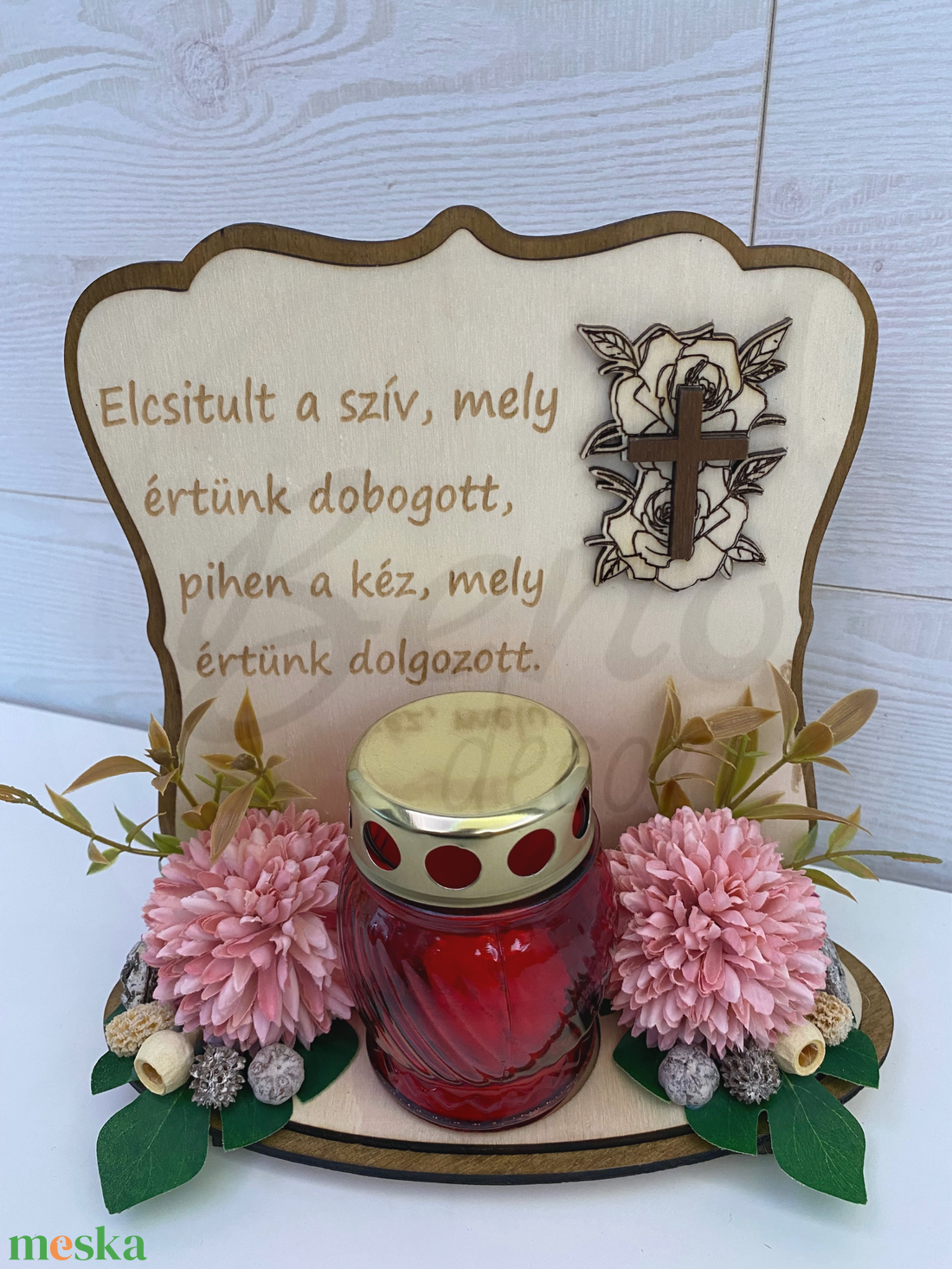 Kegyeleti fa dísz mécsessel  Elcsitult a szív felirattal, rózsaszín krizantémmal  - otthon & életmód - vallás - temetkezési tárgy - sírdísz, kegyeleti dísz - Meska.hu