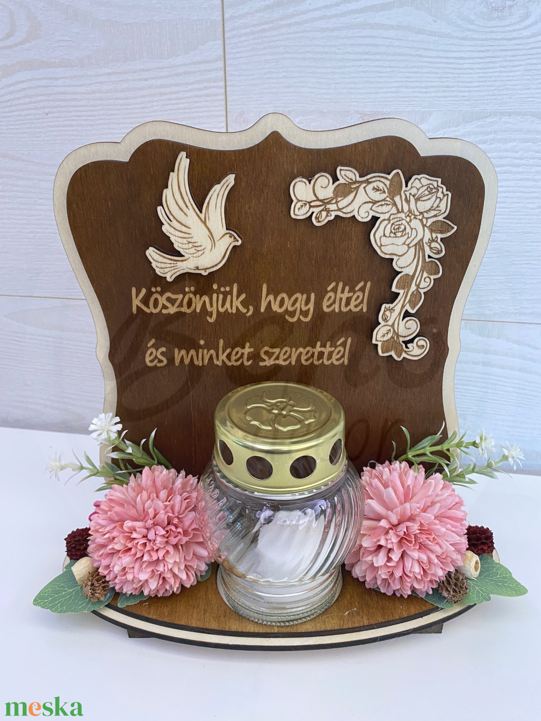 Kegyeleti fa dísz mécsessel  Köszönjük, hogy éltél és minket szerettél felirattal, rózsaszín krizantémmal - otthon & életmód - vallás - temetkezési tárgy - sírdísz, kegyeleti dísz - Meska.hu Kegyeleti fa dísz mécsessel  Köszönjük, hogy éltél és minket szerettél felirattal, rózsaszín krizantémmal - otthon & életmód - vallás - temetkezési tárgy - sírdísz, kegyeleti dísz - Meska.hu