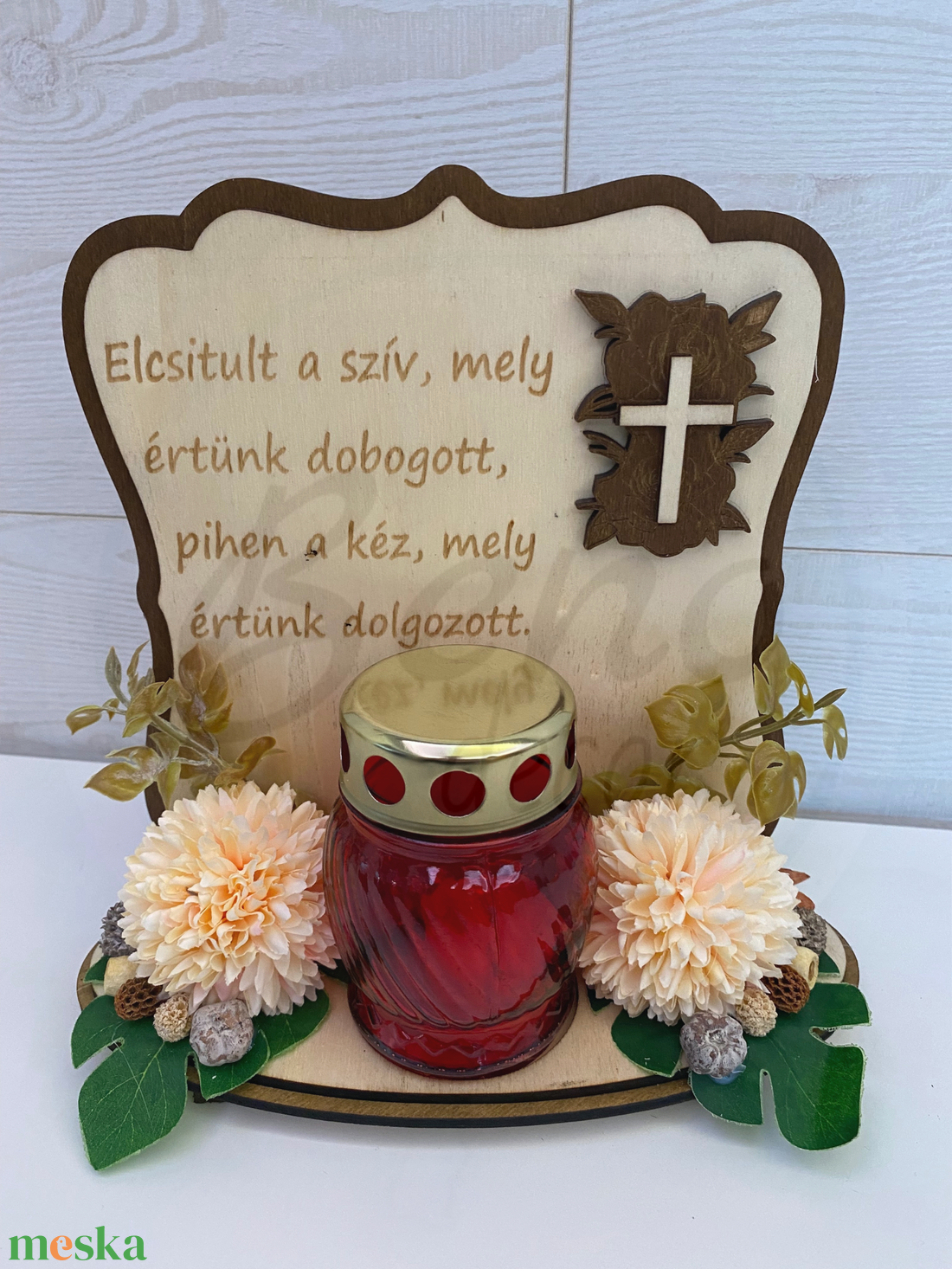 Kegyeleti fa dísz mécsessel Elcsitult a szív, mely értünk dobogott felirattal, bézs krizantémmal - otthon & életmód - vallás - temetkezési tárgy - sírdísz, kegyeleti dísz - Meska.hu Kegyeleti fa dísz mécsessel Elcsitult a szív, mely értünk dobogott felirattal, bézs krizantémmal - otthon & életmód - vallás - temetkezési tárgy - sírdísz, kegyeleti dísz - Meska.hu