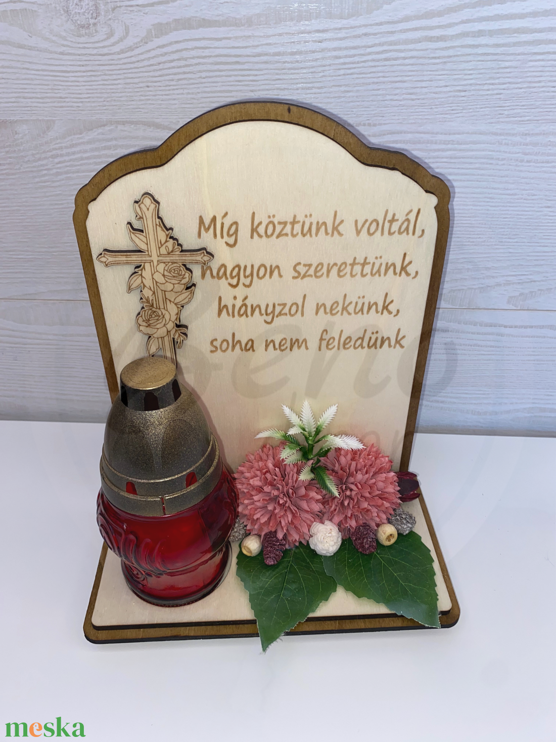 Kegyeleti fa mécsestartó  Míg köztünk voltál felirattal, rózsaszín virágdíszítéssel - otthon & életmód - vallás - temetkezési tárgy - sírdísz, kegyeleti dísz - Meska.hu