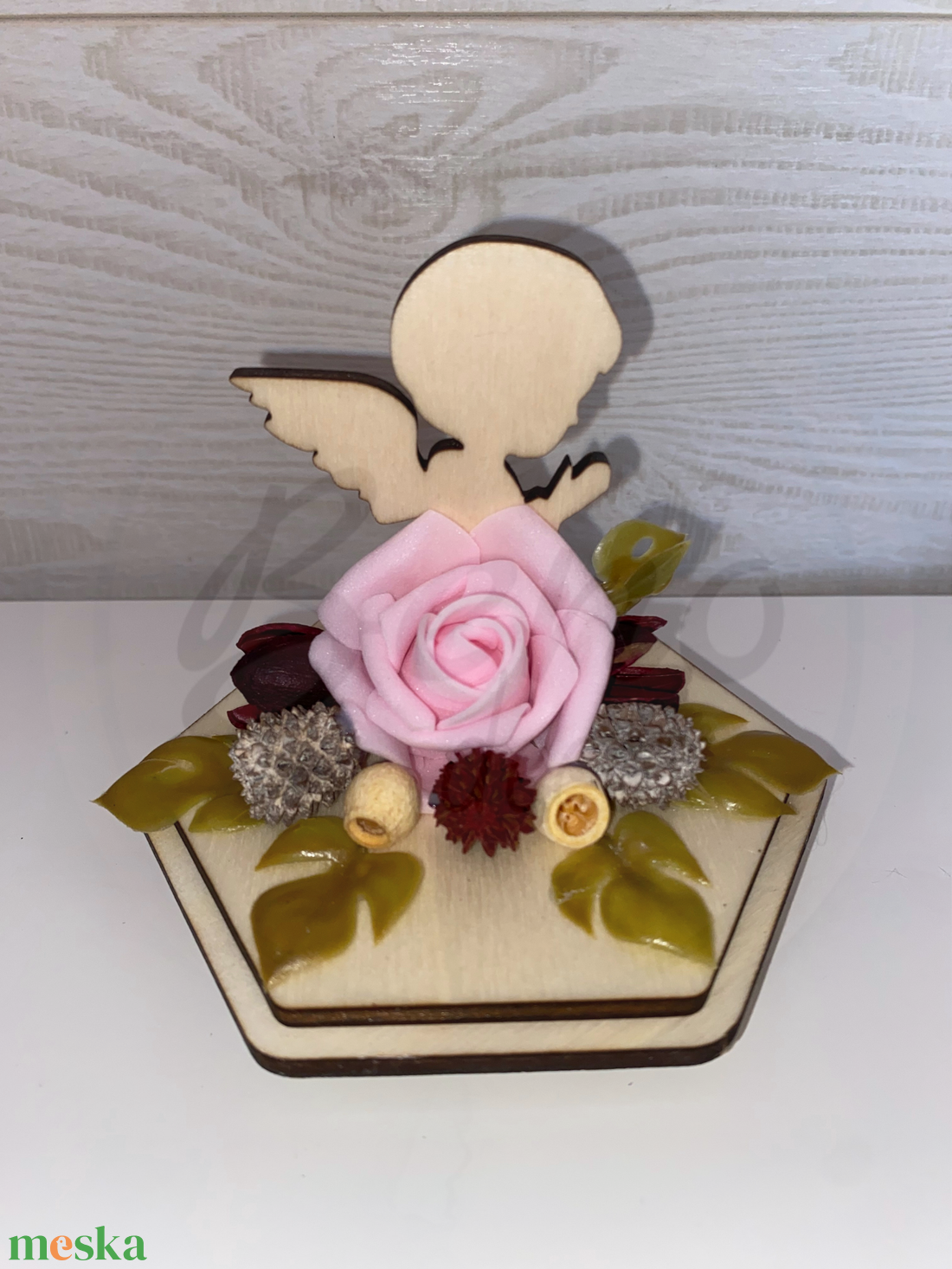 Kegyeleti fa angyalka dísz  rózsaszín rózsával, natúr fa talpon - otthon & életmód - vallás - temetkezési tárgy - sírdísz, kegyeleti dísz - Meska.hu