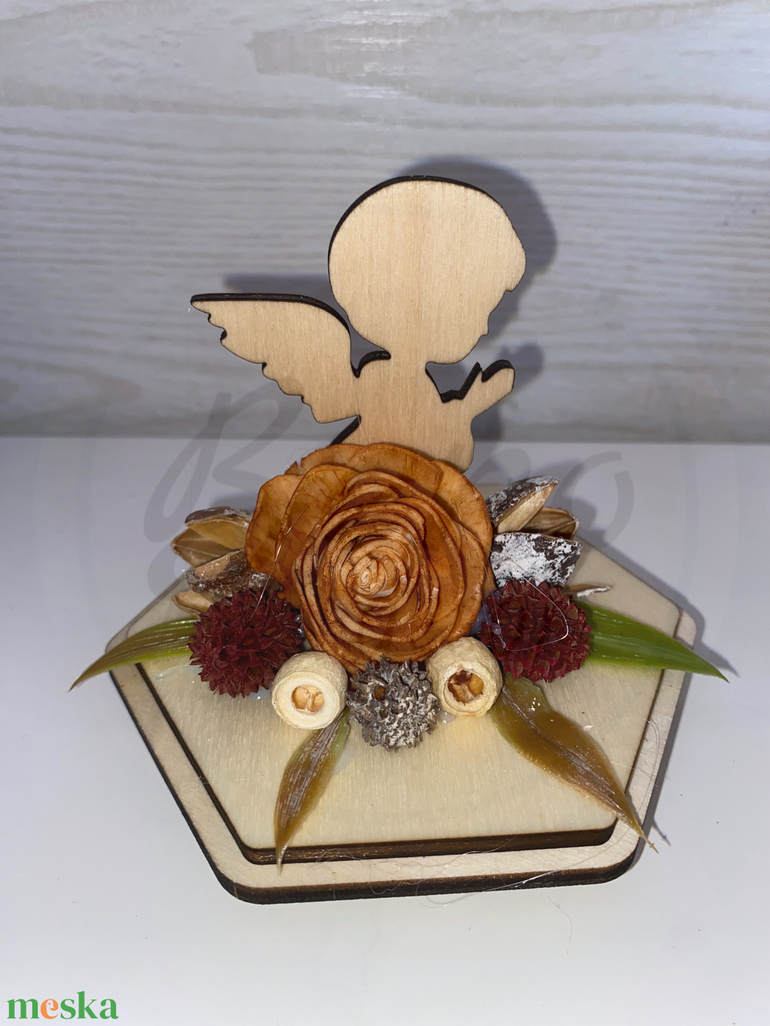 Kegyeleti fa angyalka dísz  barna rózsával, natúr fa talpon - otthon & életmód - vallás - temetkezési tárgy - sírdísz, kegyeleti dísz - Meska.hu