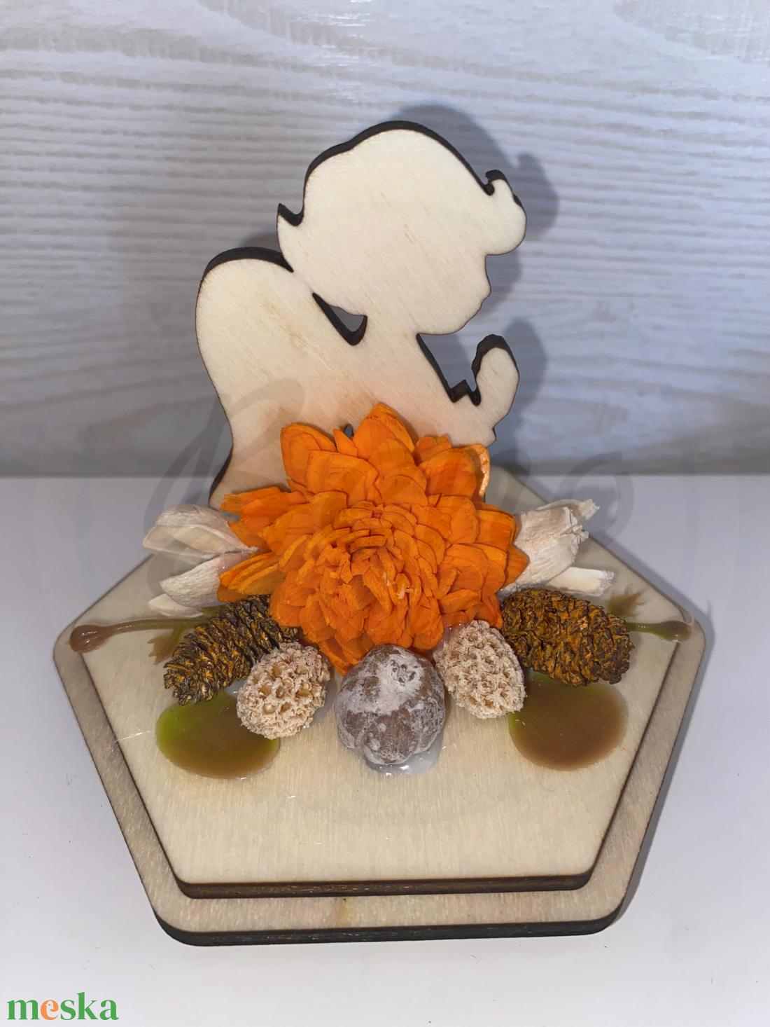 Kegyeleti fa angyalka dísz  narancssárga rózsával, natúr fa talpon - otthon & életmód - vallás - temetkezési tárgy - sírdísz, kegyeleti dísz - Meska.hu Kegyeleti fa angyalka dísz  narancssárga rózsával, natúr fa talpon - otthon & életmód - vallás - temetkezési tárgy - sírdísz, kegyeleti dísz - Meska.hu