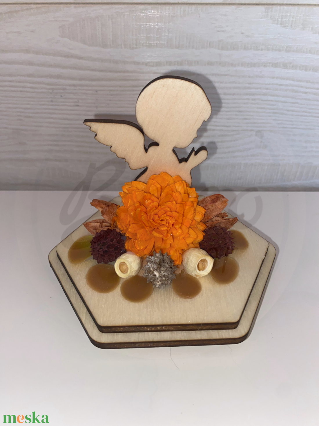 Kegyeleti fa angyalka dísz  narancssárga rózsával, natúr fa talpon - otthon & életmód - vallás - temetkezési tárgy - sírdísz, kegyeleti dísz - Meska.hu Kegyeleti fa angyalka dísz  narancssárga rózsával, natúr fa talpon - otthon & életmód - vallás - temetkezési tárgy - sírdísz, kegyeleti dísz - Meska.hu