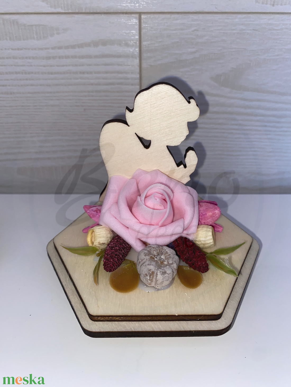 Kegyeleti fa angyalka dísz  rózsaszín rózsával, natúr fa talpon - otthon & életmód - vallás - temetkezési tárgy - sírdísz, kegyeleti dísz - Meska.hu Kegyeleti fa angyalka dísz  rózsaszín rózsával, natúr fa talpon - otthon & életmód - vallás - temetkezési tárgy - sírdísz, kegyeleti dísz - Meska.hu