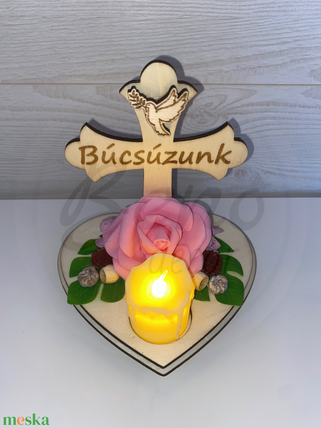 Fa kereszt alakú búcsúzó dísz LED mécsessel rózsaszín rózsával - otthon & életmód - vallás - temetkezési tárgy - sírdísz, kegyeleti dísz - Meska.hu Fa kereszt alakú búcsúzó dísz LED mécsessel rózsaszín rózsával - otthon & életmód - vallás - temetkezési tárgy - sírdísz, kegyeleti dísz - Meska.hu