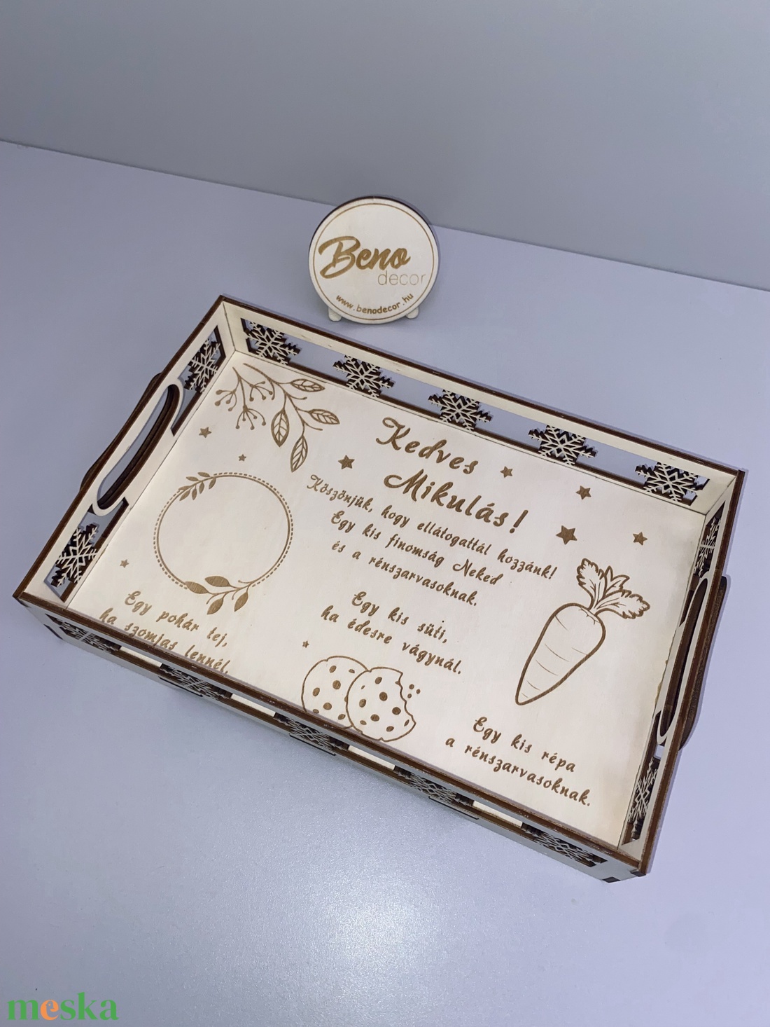 Mikulásváró gravírozott fa tálca  süti és répa mintával - otthon & életmód - konyhafelszerelés, tálalás - tálalás - tálca - Meska.hu