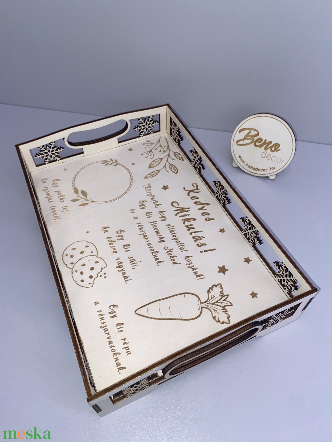 Mikulásváró gravírozott fa tálca  süti és répa mintával - otthon & életmód - konyhafelszerelés, tálalás - tálalás - tálca - Meska.hu