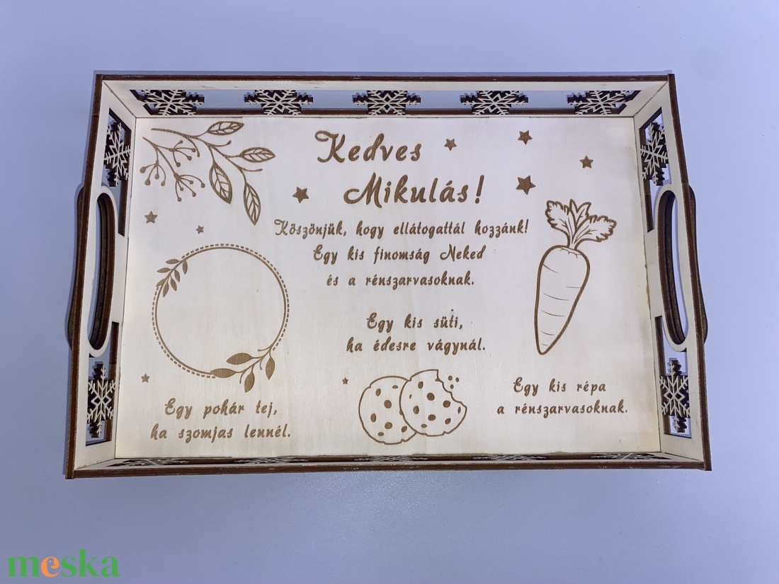Mikulásváró gravírozott fa tálca  süti és répa mintával - otthon & életmód - konyhafelszerelés, tálalás - tálalás - tálca - Meska.hu