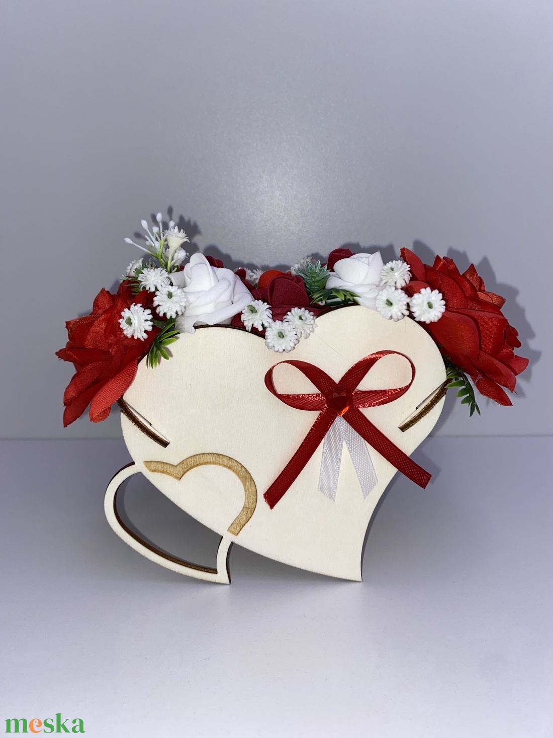 Szív alakú fa virágdoboz művirágokkal � romantikus dekoráció - otthon & életmód - dekoráció - asztal és polc dekoráció - asztaldísz - Meska.hu