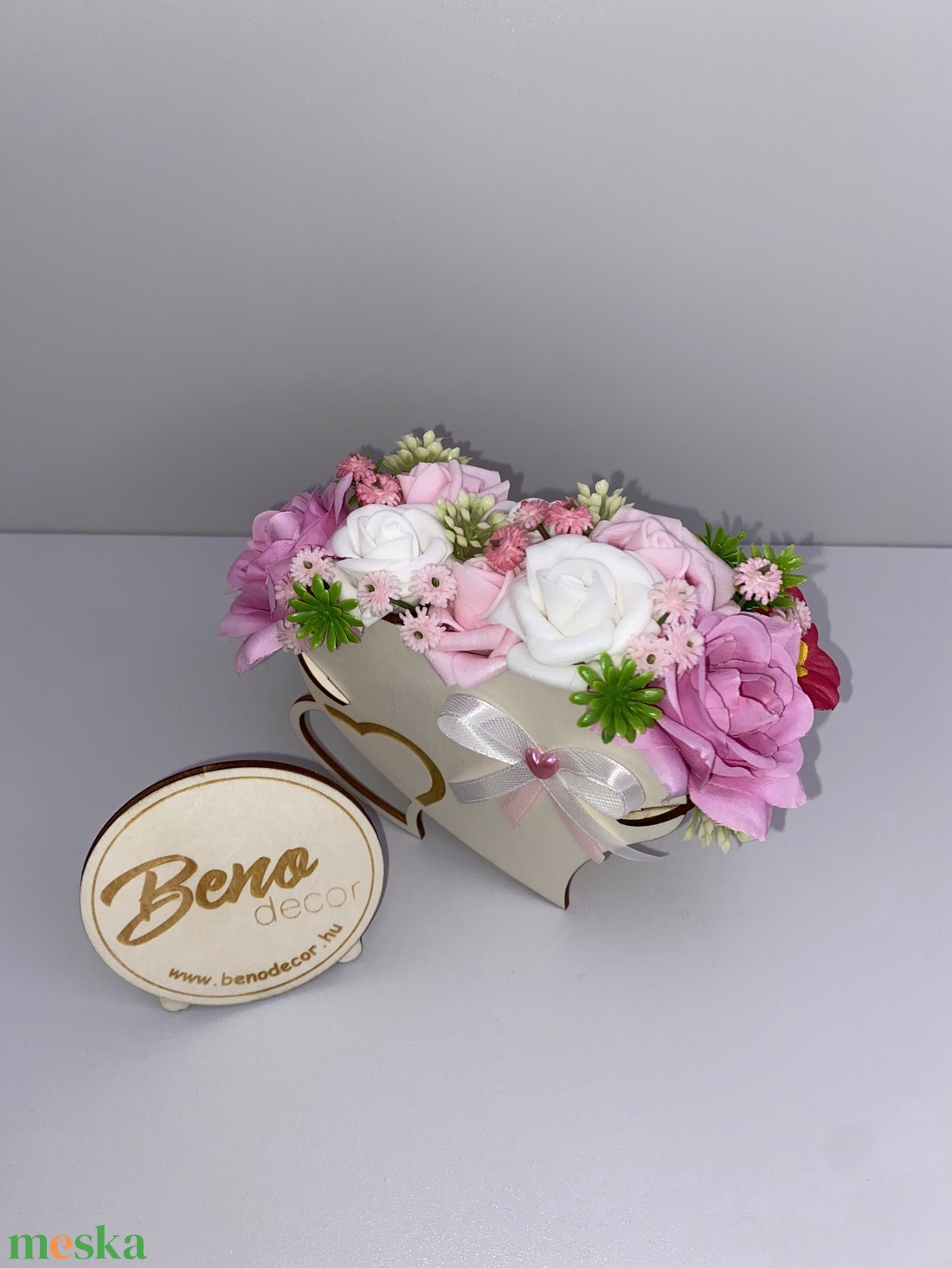 Szív alakú fa virágtartó rózsaszín�fehér virágdísszel - otthon & életmód - dekoráció - asztal és polc dekoráció - asztaldísz - Meska.hu