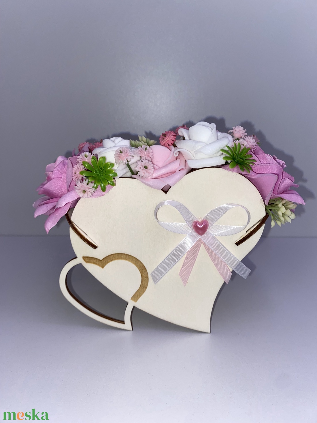 Szív alakú fa virágtartó rózsaszín�fehér virágdísszel - otthon & életmód - dekoráció - asztal és polc dekoráció - asztaldísz - Meska.hu