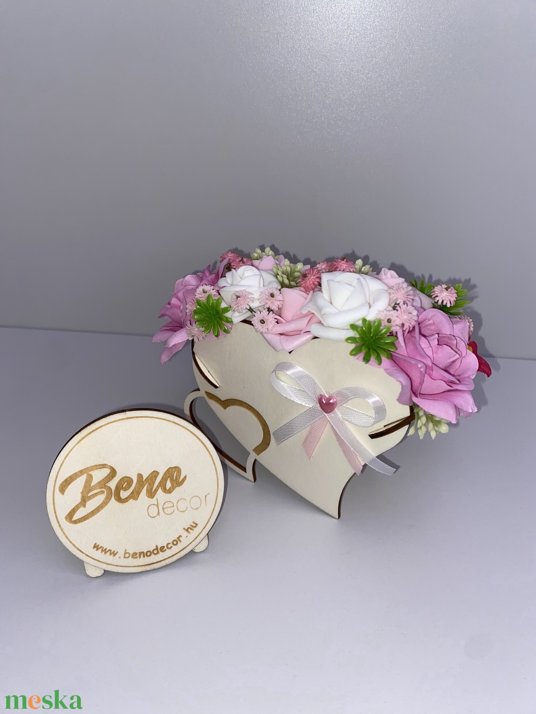 Szív alakú fa virágtartó rózsaszín�fehér virágdísszel - otthon & életmód - dekoráció - asztal és polc dekoráció - asztaldísz - Meska.hu