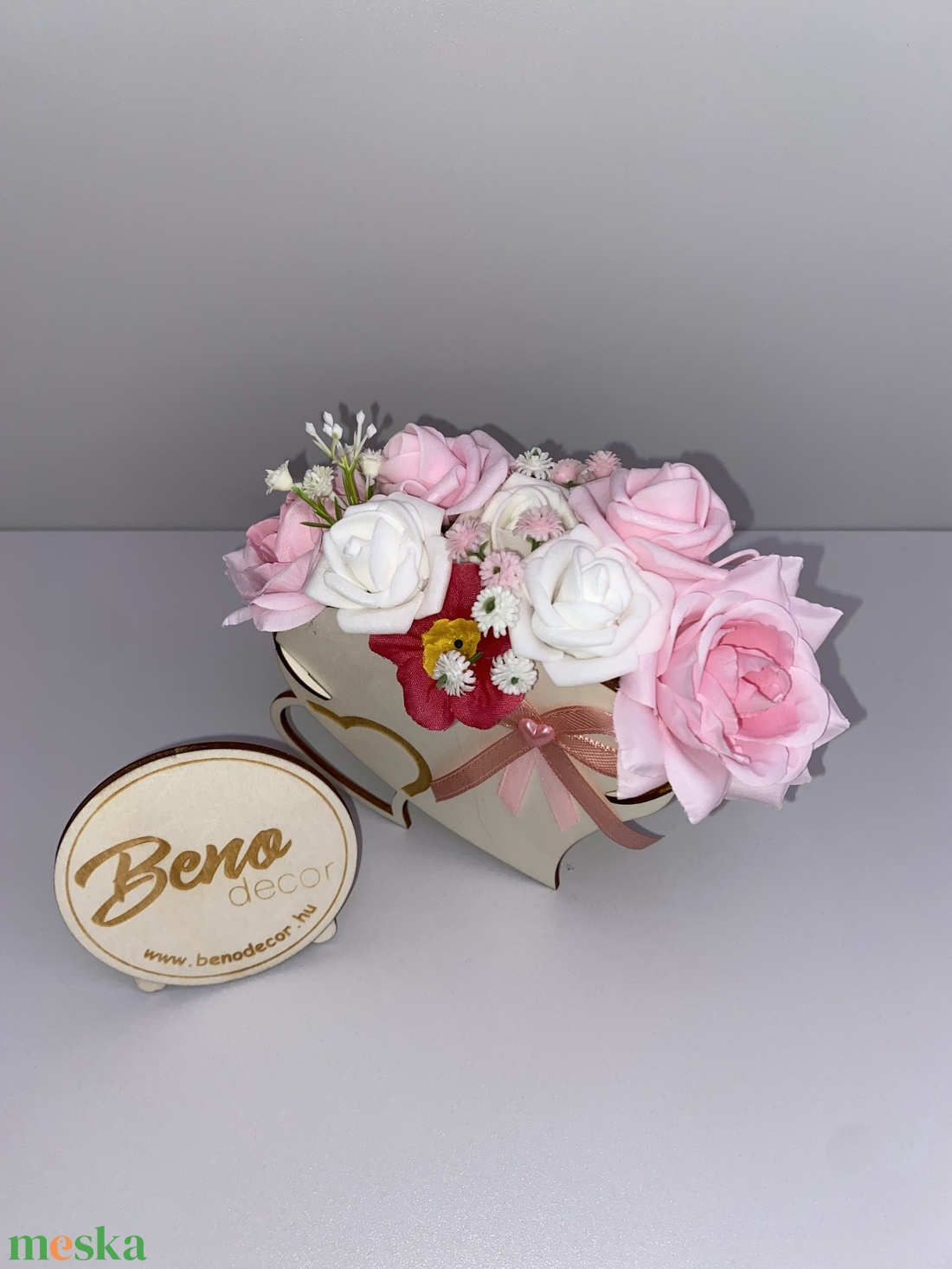 Szív alakú fa virágdoboz rózsaszín virágokkal - otthon & életmód - dekoráció - asztal és polc dekoráció - asztaldísz - Meska.hu