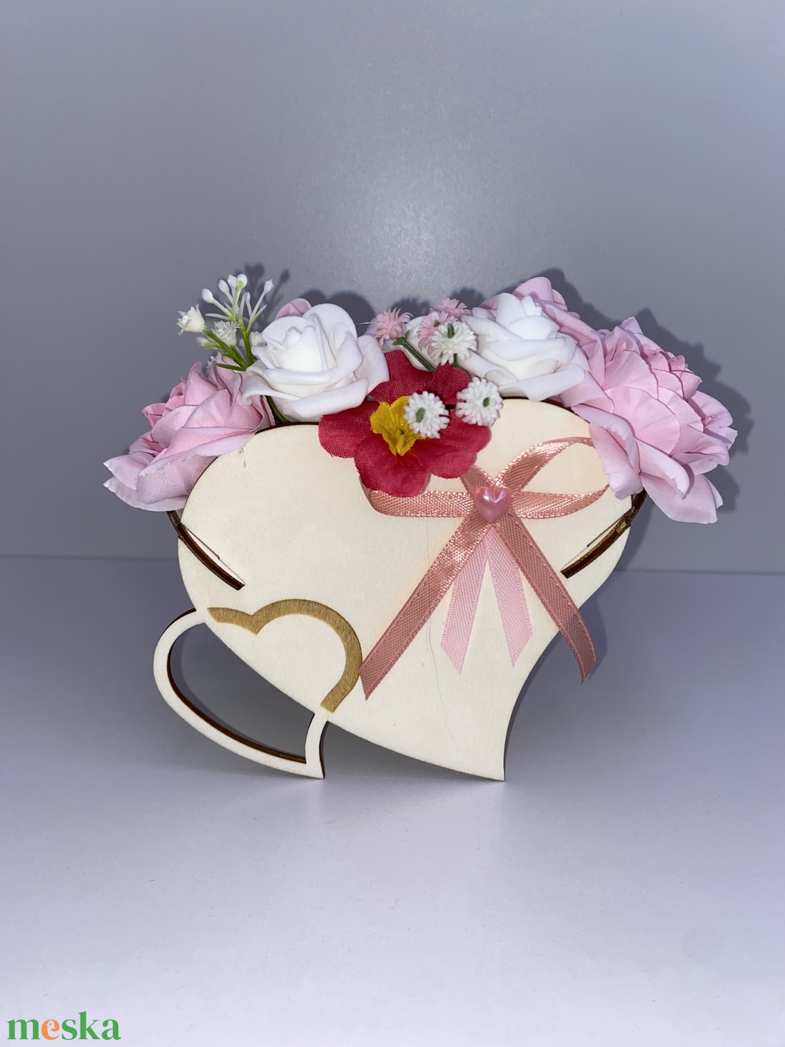 Szív alakú fa virágdoboz rózsaszín virágokkal - otthon & életmód - dekoráció - asztal és polc dekoráció - asztaldísz - Meska.hu