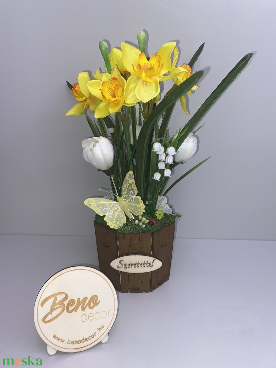 Fa kaspós sárga nárcisz pillangóval � egyedi felirattal - otthon & életmód - virágdekoráció - virágdíszek - asztali virágdísz - Meska.hu