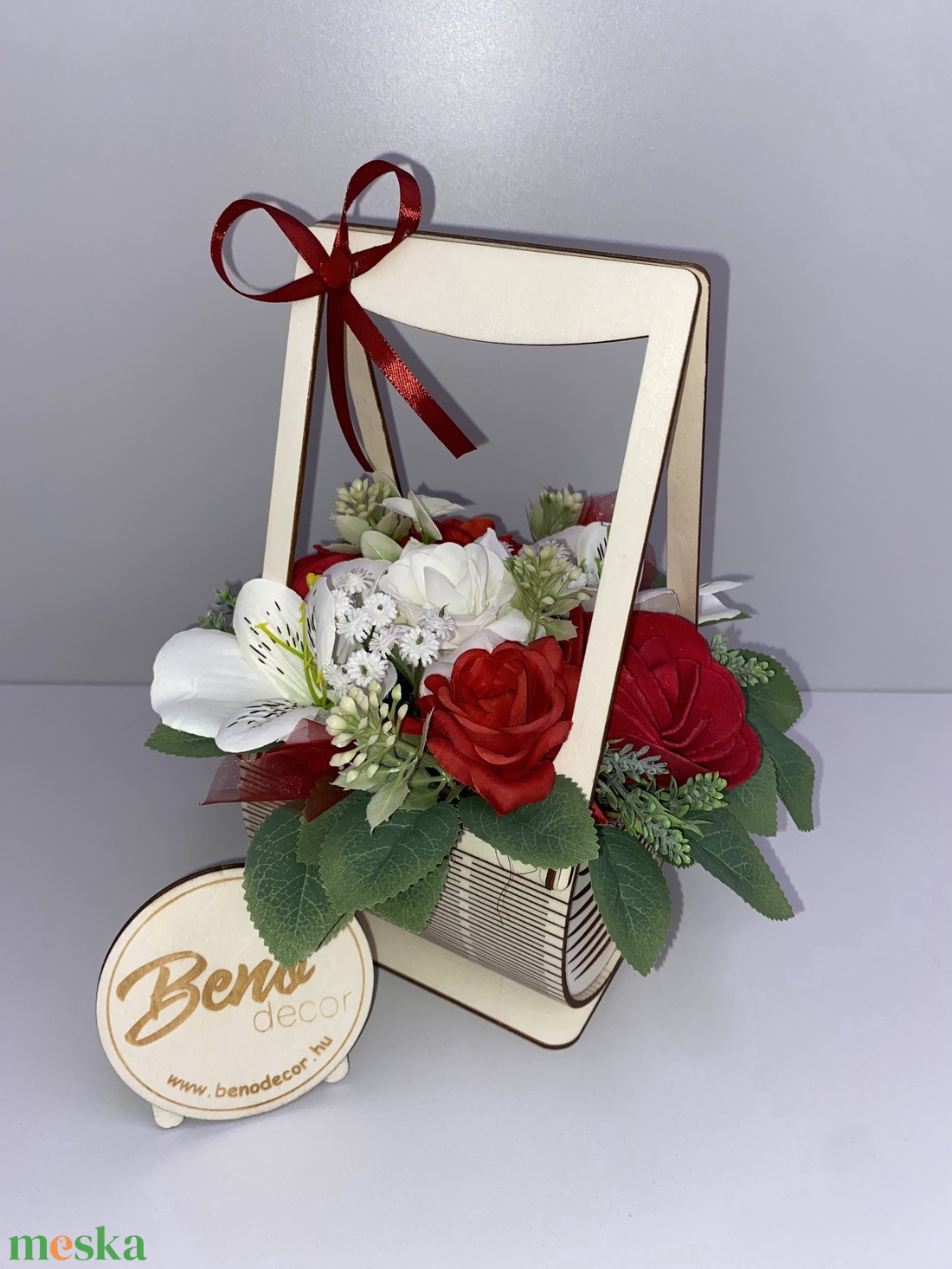 Virágkosár piros és fehér rózsákkal - otthon & életmód - virágdekoráció - virágdíszek - asztali virágdísz - Meska.hu