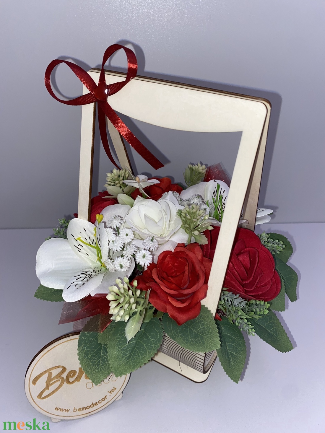 Virágkosár piros és fehér rózsákkal - otthon & életmód - virágdekoráció - virágdíszek - asztali virágdísz - Meska.hu