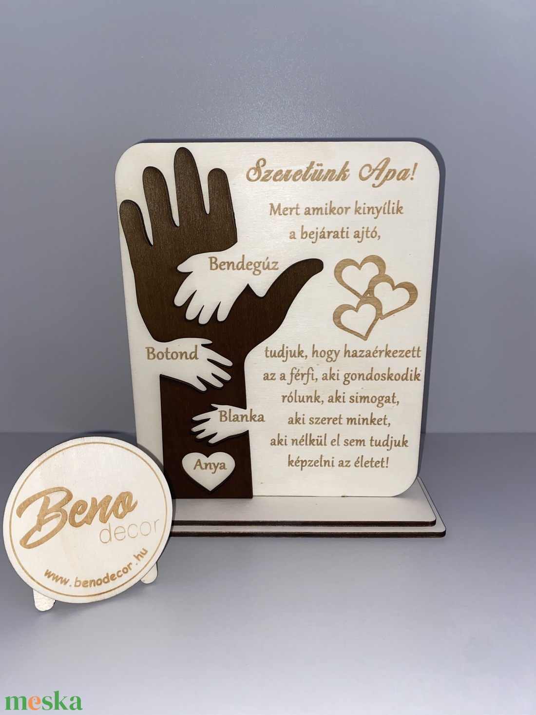Egyedi, névre szóló fa emléktábla kéznyomos mintával - otthon & életmód - dekoráció - asztal és polc dekoráció - gravírozott táblák - Meska.hu