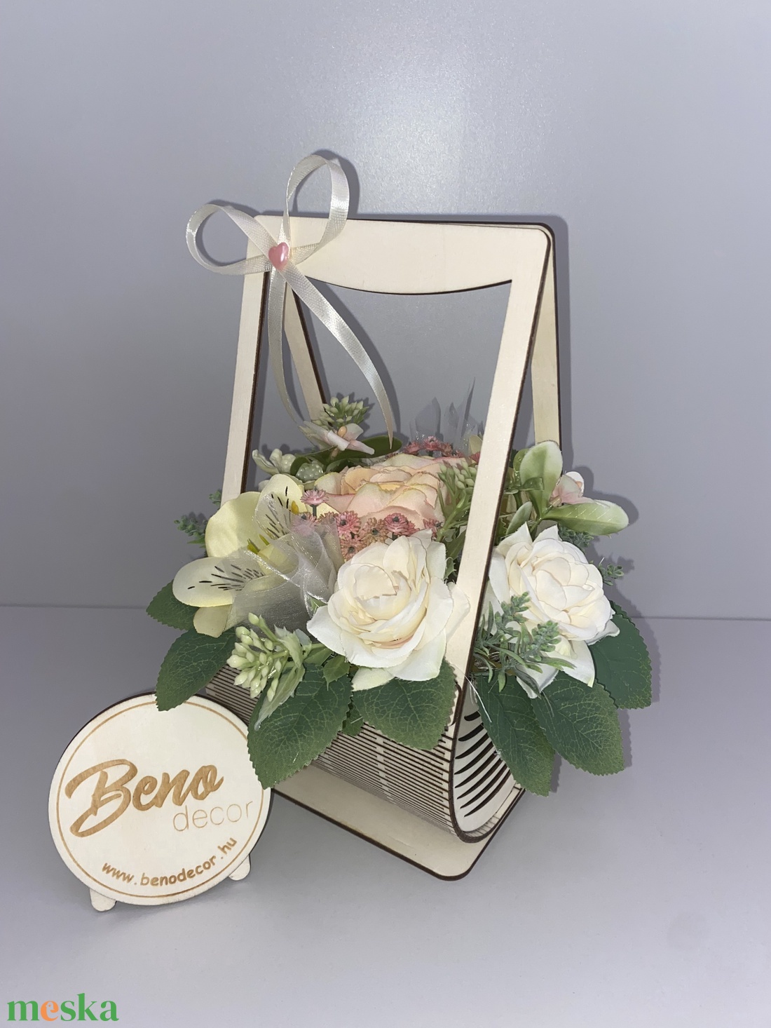 Virágkosár krémszínű rózsákkal - otthon & életmód - virágdekoráció - virágdíszek - asztali virágdísz - Meska.hu