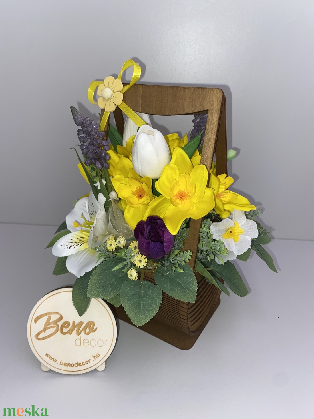 Virágkosár sárga, fehér és lila virágokkal - otthon & életmód - virágdekoráció - virágdíszek - asztali virágdísz - Meska.hu