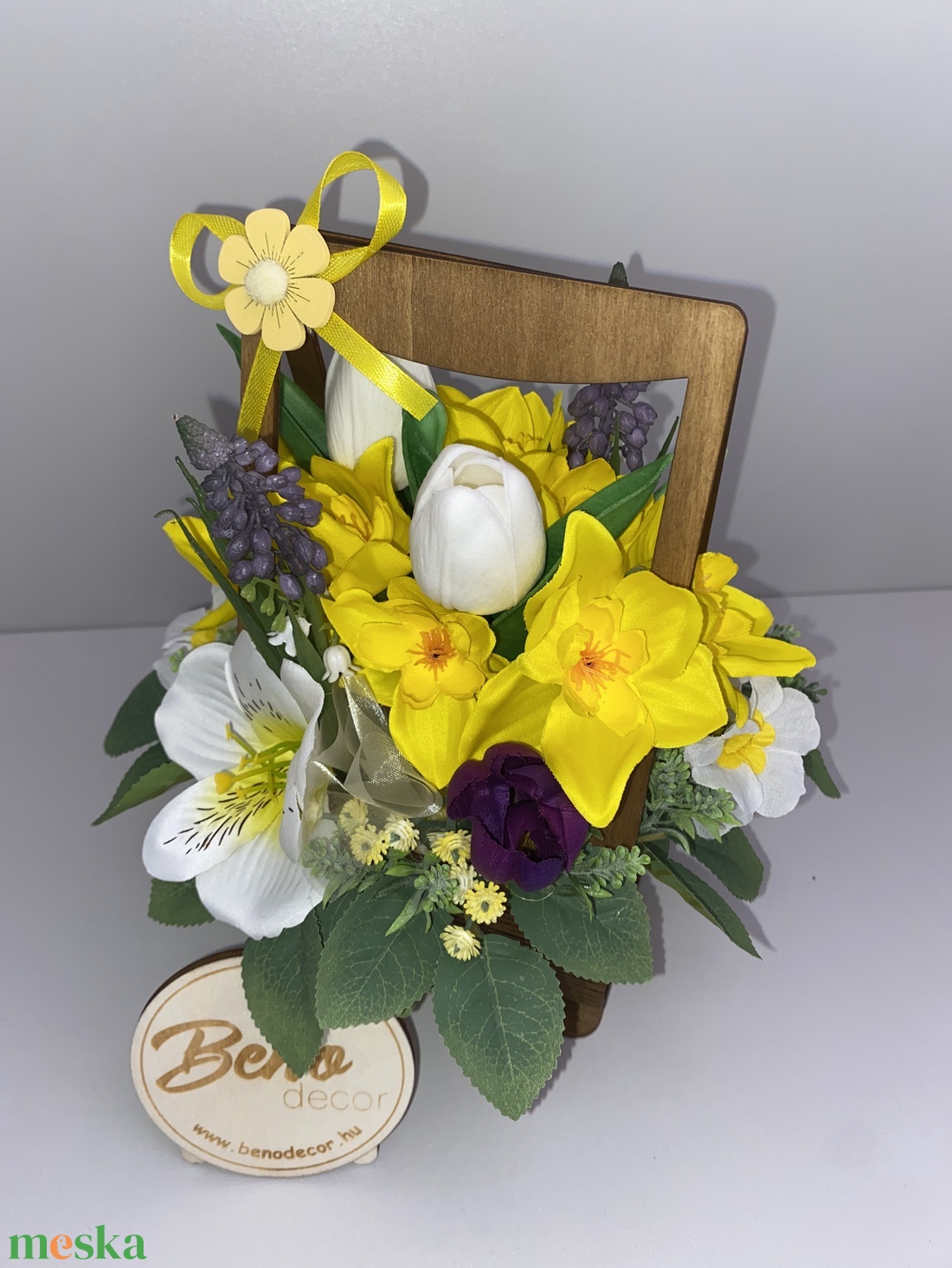 Virágkosár sárga, fehér és lila virágokkal - otthon & életmód - virágdekoráció - virágdíszek - asztali virágdísz - Meska.hu