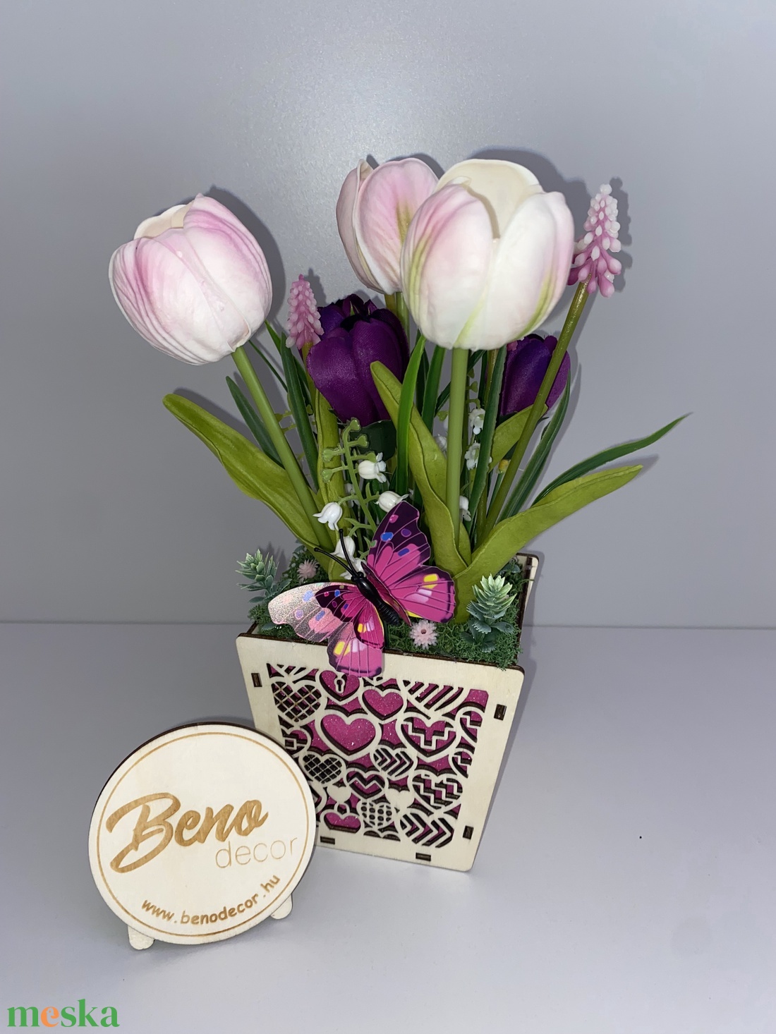 Tavaszi rózsaszín tulipános asztaldísz pillangóval - otthon & életmód - virágdekoráció - virágdíszek - virágdísz kaspóban - Meska.hu