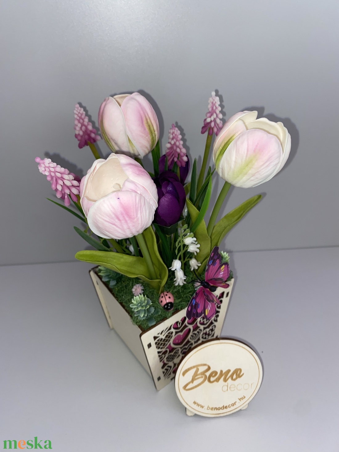Tavaszi rózsaszín tulipános asztaldísz pillangóval - otthon & életmód - virágdekoráció - virágdíszek - virágdísz kaspóban - Meska.hu