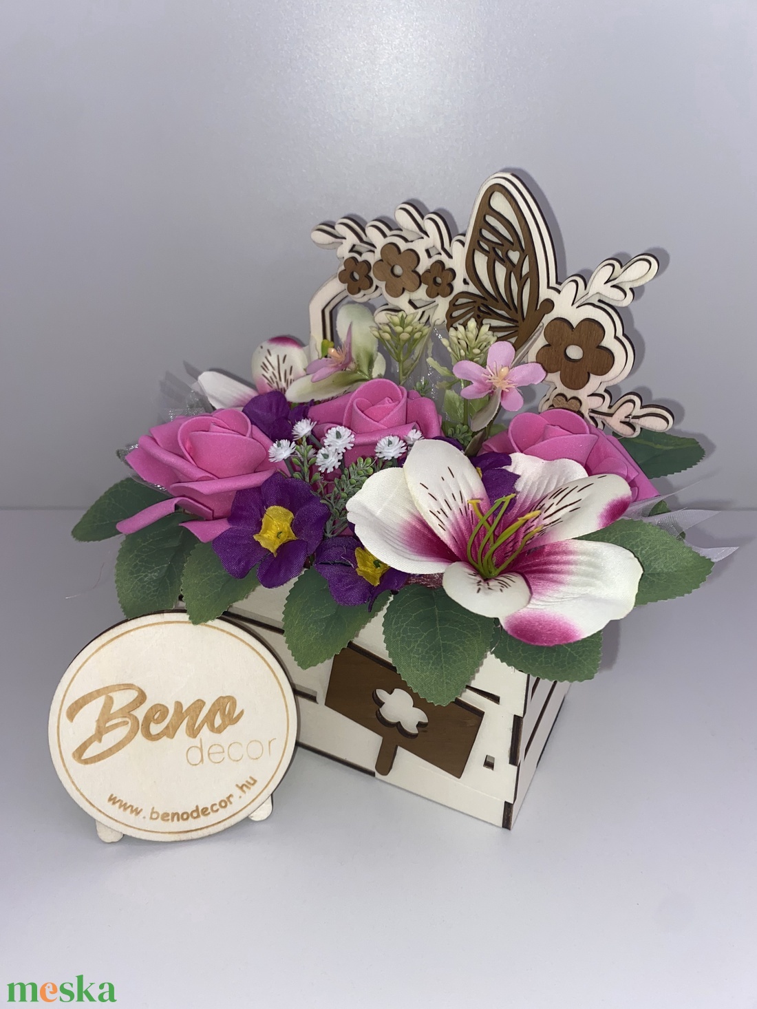 Virágos ajándékdoboz pillangóval - otthon & életmód - virágdekoráció - virágdíszek - virágdísz kaspóban - Meska.hu