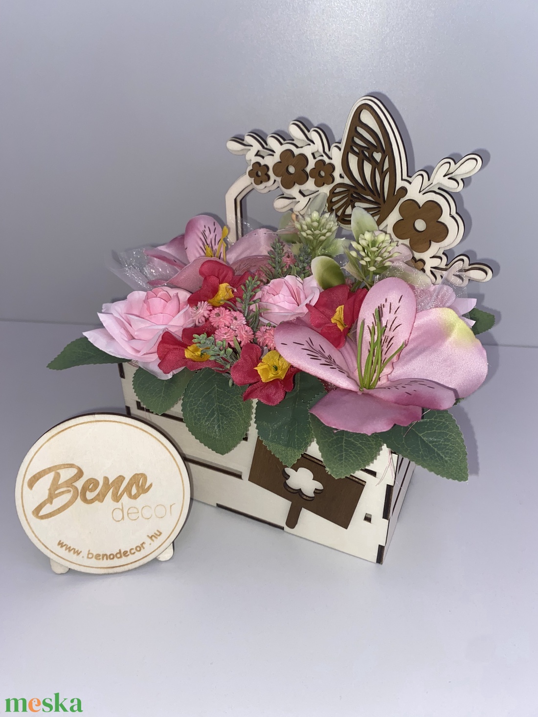 Virágos ajándékdoboz - rózsaszín virágokkal - otthon & életmód - virágdekoráció - virágdíszek - virágdísz kaspóban - Meska.hu