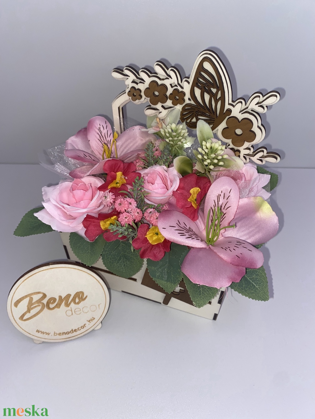 Virágos ajándékdoboz - rózsaszín virágokkal - otthon & életmód - virágdekoráció - virágdíszek - virágdísz kaspóban - Meska.hu