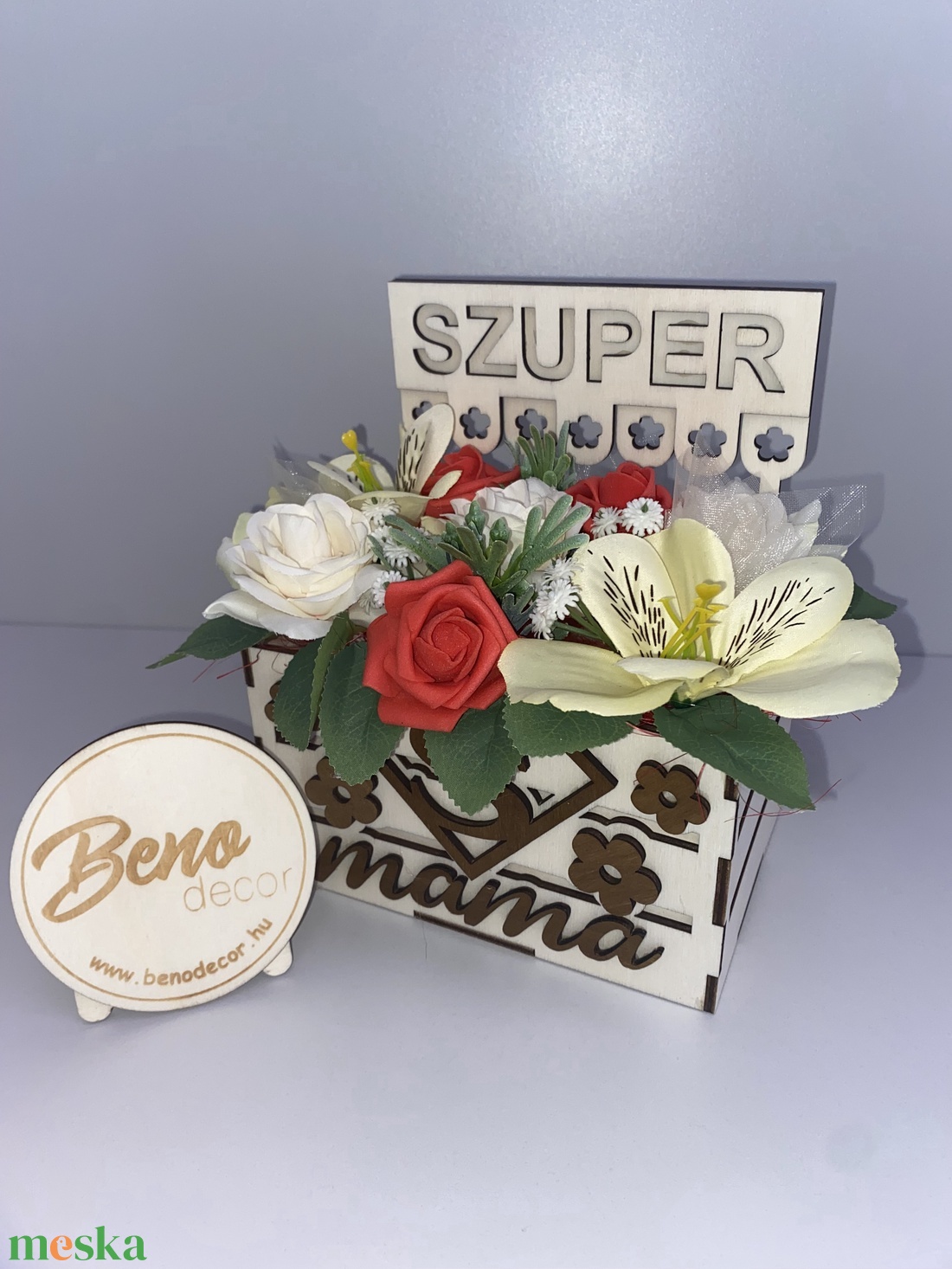 Szuper Mama virágkosár � piros és krémszínű virágokkal - otthon & életmód - virágdekoráció - virágdíszek - virágdísz kaspóban - Meska.hu