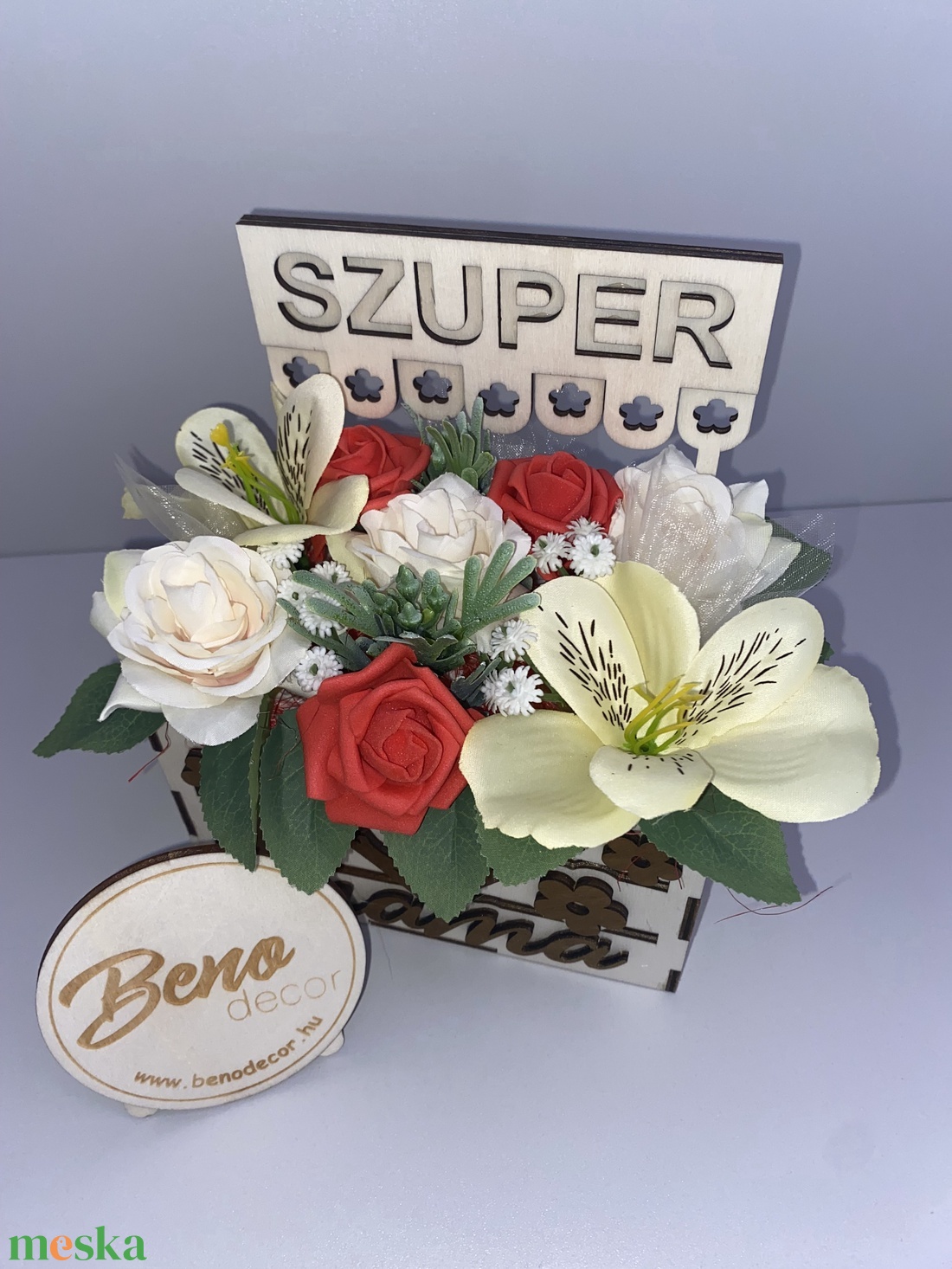 Szuper Mama virágkosár � piros és krémszínű virágokkal - otthon & életmód - virágdekoráció - virágdíszek - virágdísz kaspóban - Meska.hu