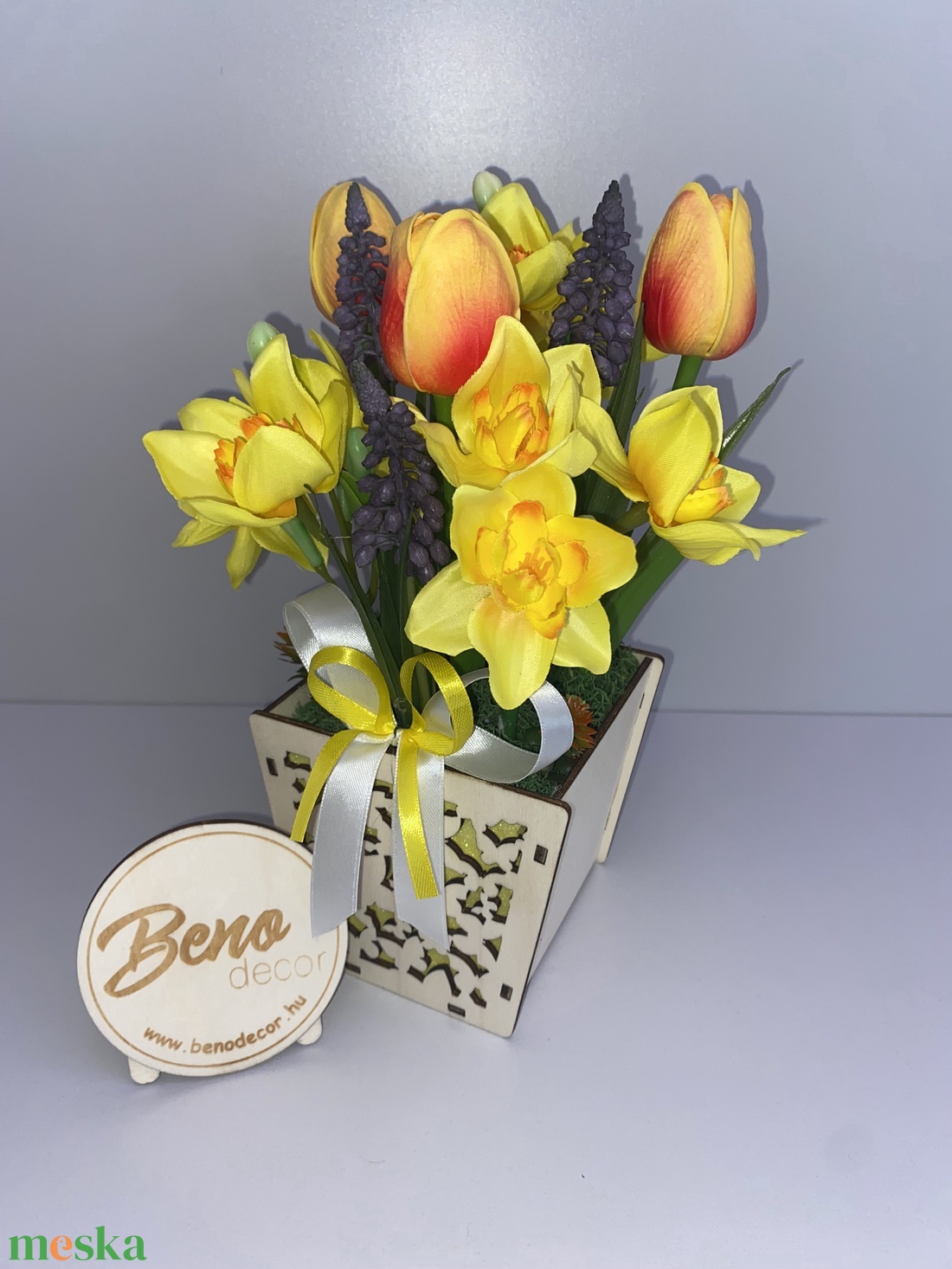 Tavaszi tulipános és nárciszos asztaldísz - otthon & életmód - virágdekoráció - virágdíszek - virágdísz kaspóban - Meska.hu