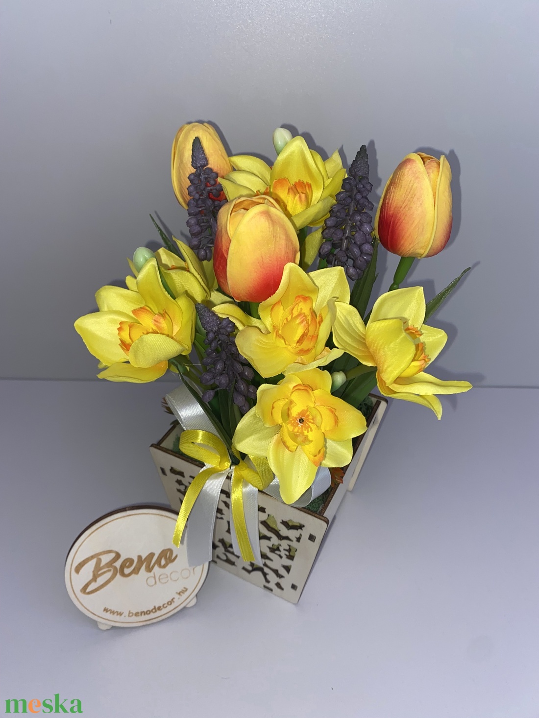 Tavaszi tulipános és nárciszos asztaldísz - otthon & életmód - virágdekoráció - virágdíszek - virágdísz kaspóban - Meska.hu