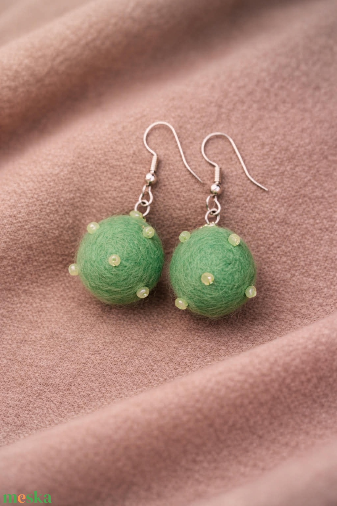 Zöld bolygó nemez fülbevaló - ékszer - fülbevaló - lógó fülbevaló - Meska.hu