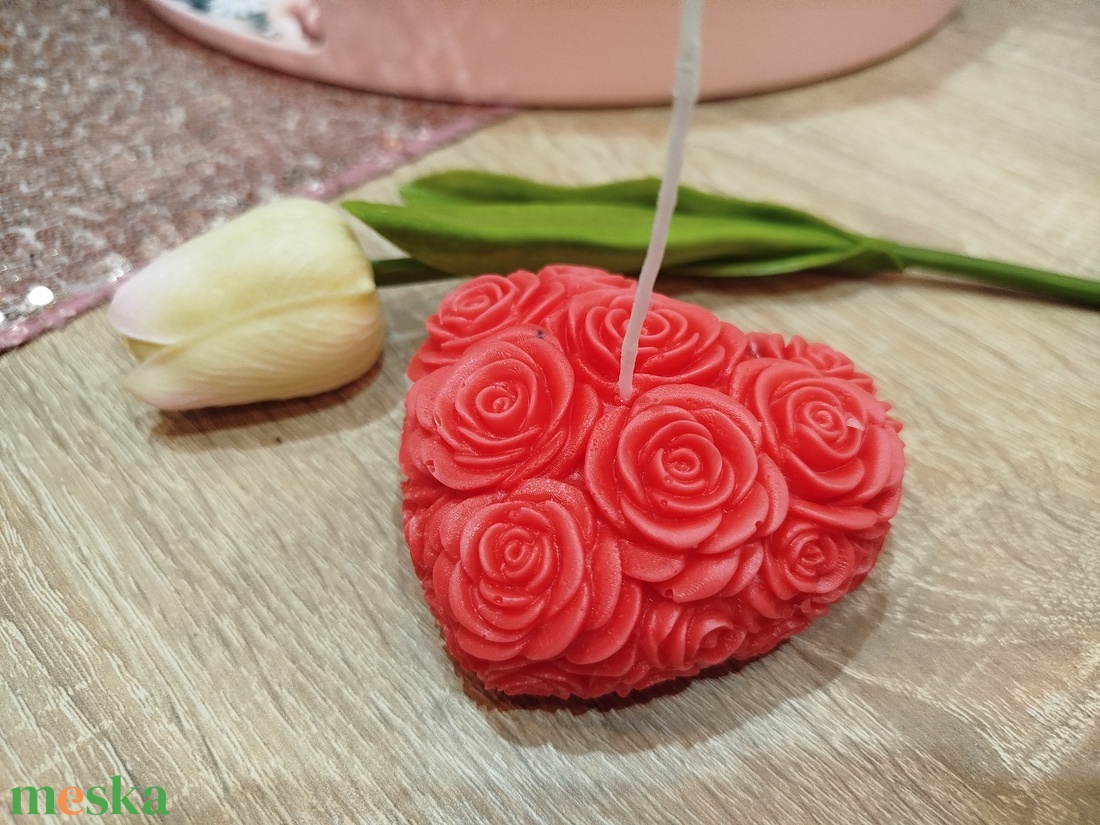 Gyönyörű rózsás szív alakú gyertya díszdobozban - kellékek & szerszámok - dekorációs kellékek - dekorációs gyertya - Meska.hu