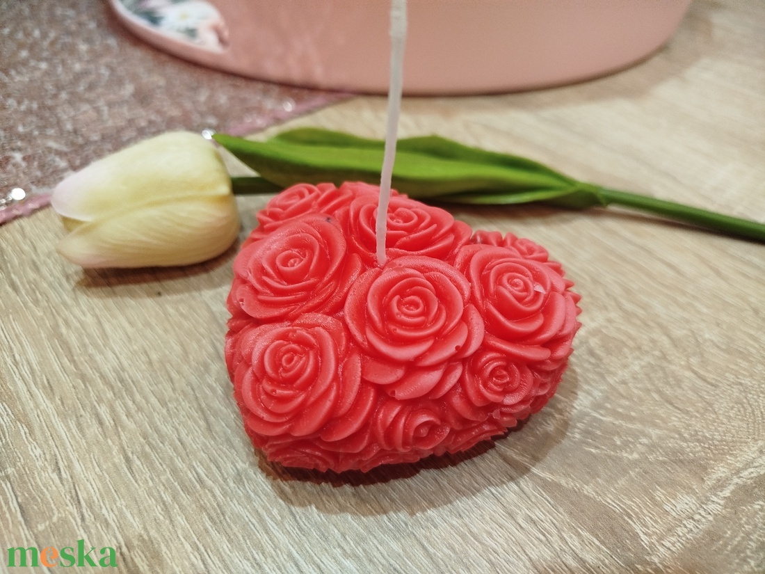 Gyönyörű rózsás szív alakú gyertya díszdobozban - kellékek & szerszámok - dekorációs kellékek - dekorációs gyertya - Meska.hu