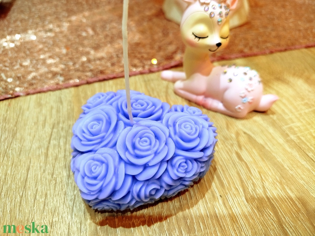 Lila rózsás szív alakú gyertya díszdobozban - kellékek & szerszámok - dekorációs kellékek - dekorációs gyertya - Meska.hu