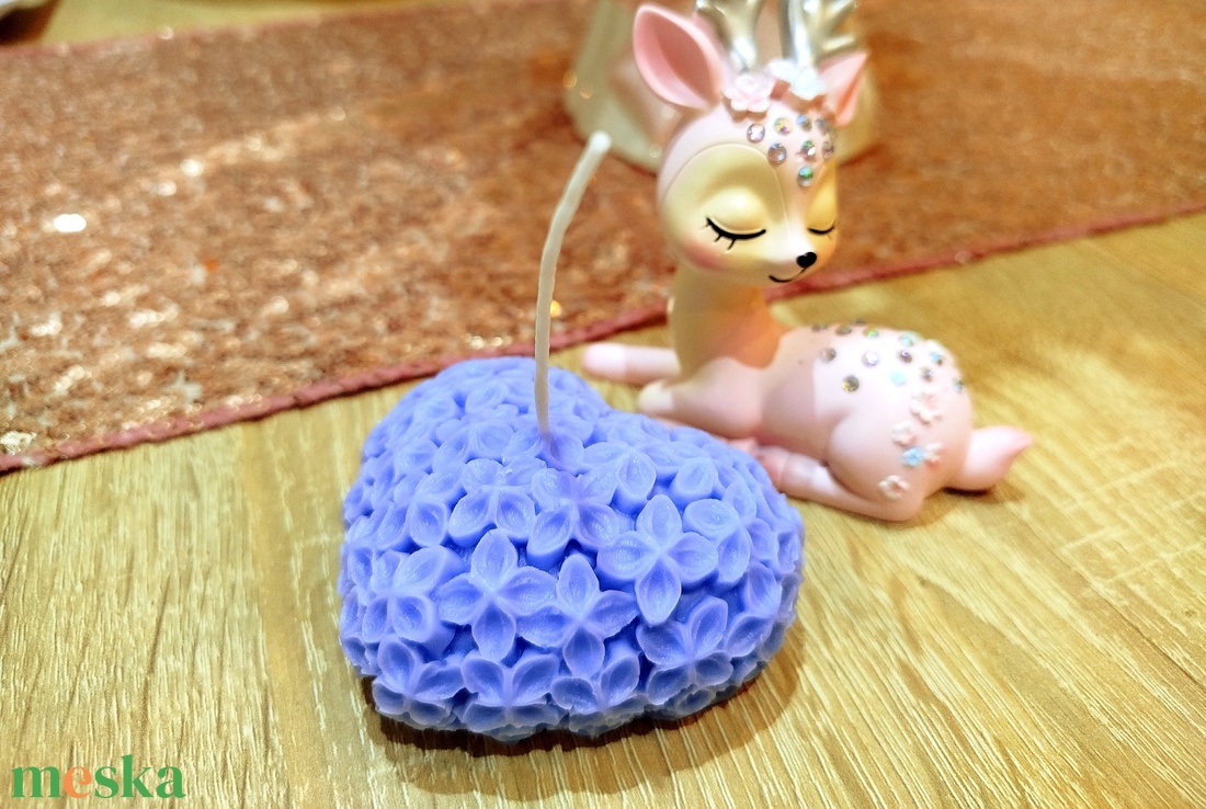 Lila virágos szív alakú gyertya - kellékek & szerszámok - dekorációs kellékek - dekorációs gyertya - Meska.hu