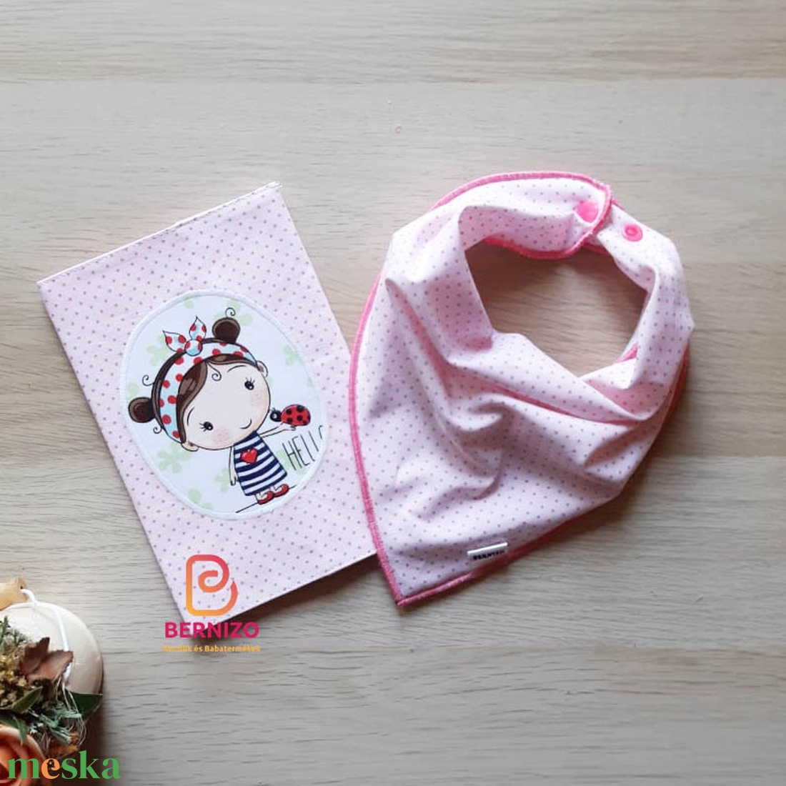 Rózsaszín pöttyös kislányos egészségügyi könyv borító - nyálkendő szett - otthon & lakás - papír írószer - egészségügyi kiskönyv borító - Meska.hu