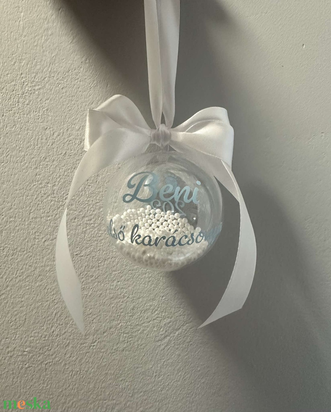 Kézzel készített üveggömb az első karácsony emlékére. ???? - karácsony - karácsonyi lakásdekoráció - karácsonyfadíszek - Meska.hu