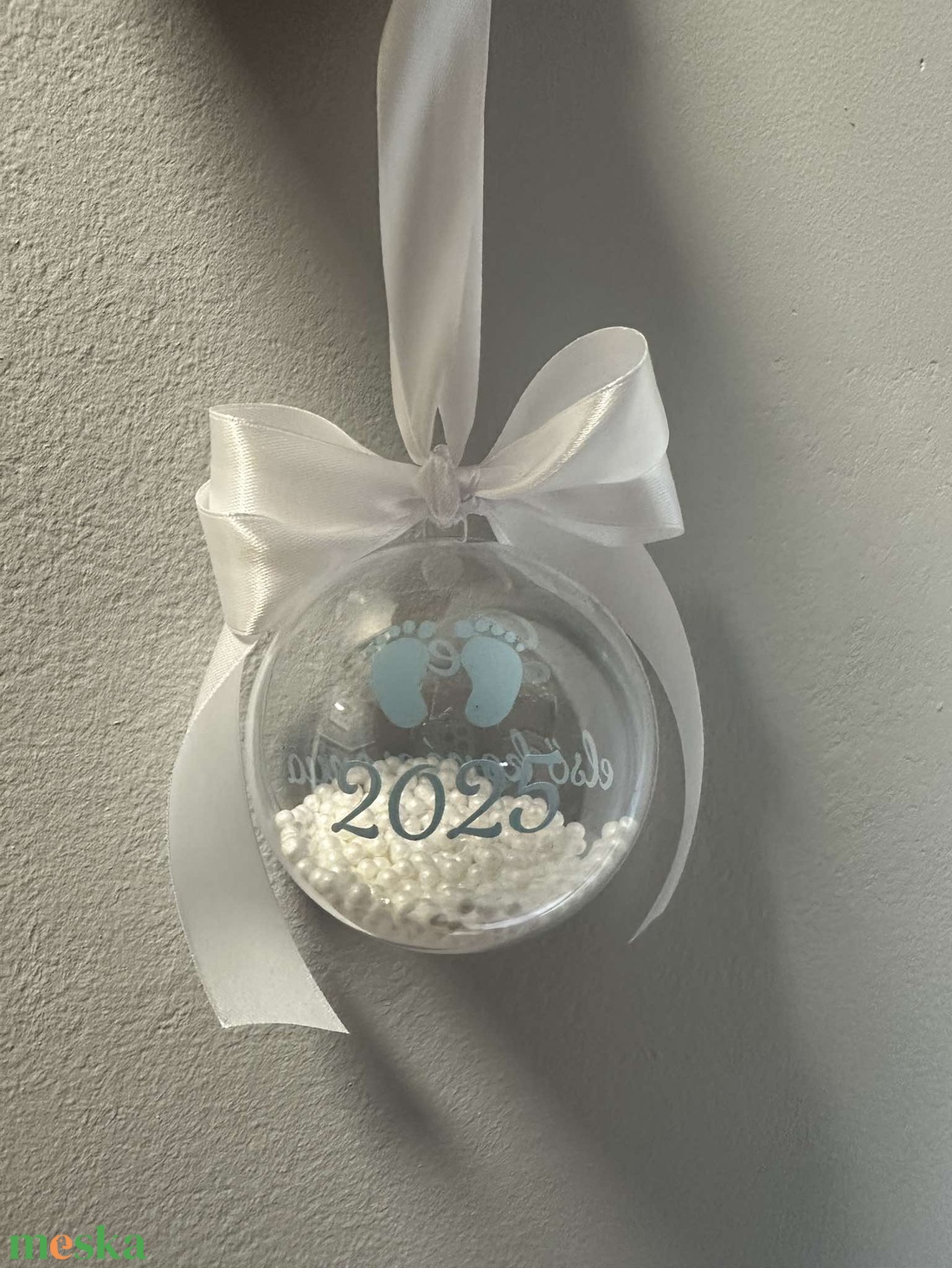 Kézzel készített üveggömb az első karácsony emlékére. ???? - karácsony - karácsonyi lakásdekoráció - karácsonyfadíszek - Meska.hu